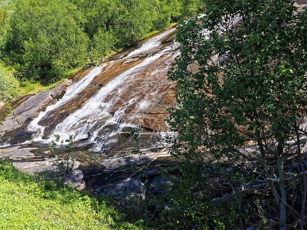Der besondere Wasserfall am Saltfjorden