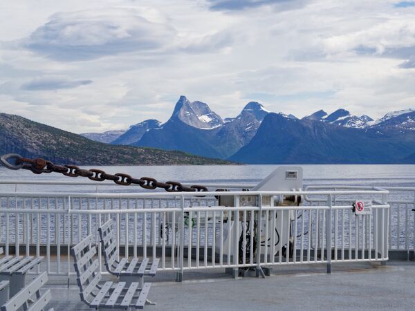 Erste Blicke auf die Lofoten
