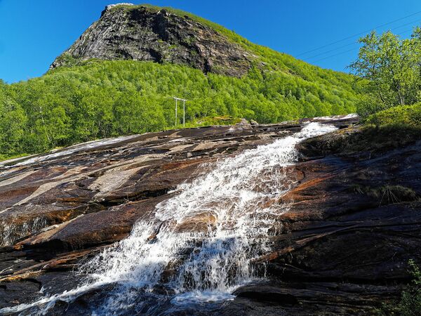 Der besondere Wasserfall am Saltfjorden