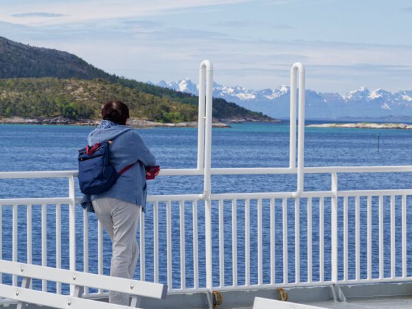 Erste Blicke auf die Lofoten