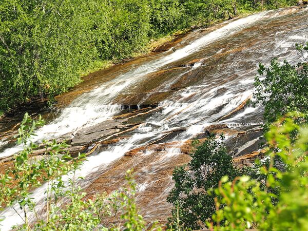 Der besondere Wasserfall am Saltfjorden