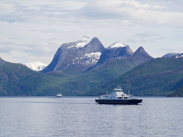 Erste Blicke auf die Lofoten